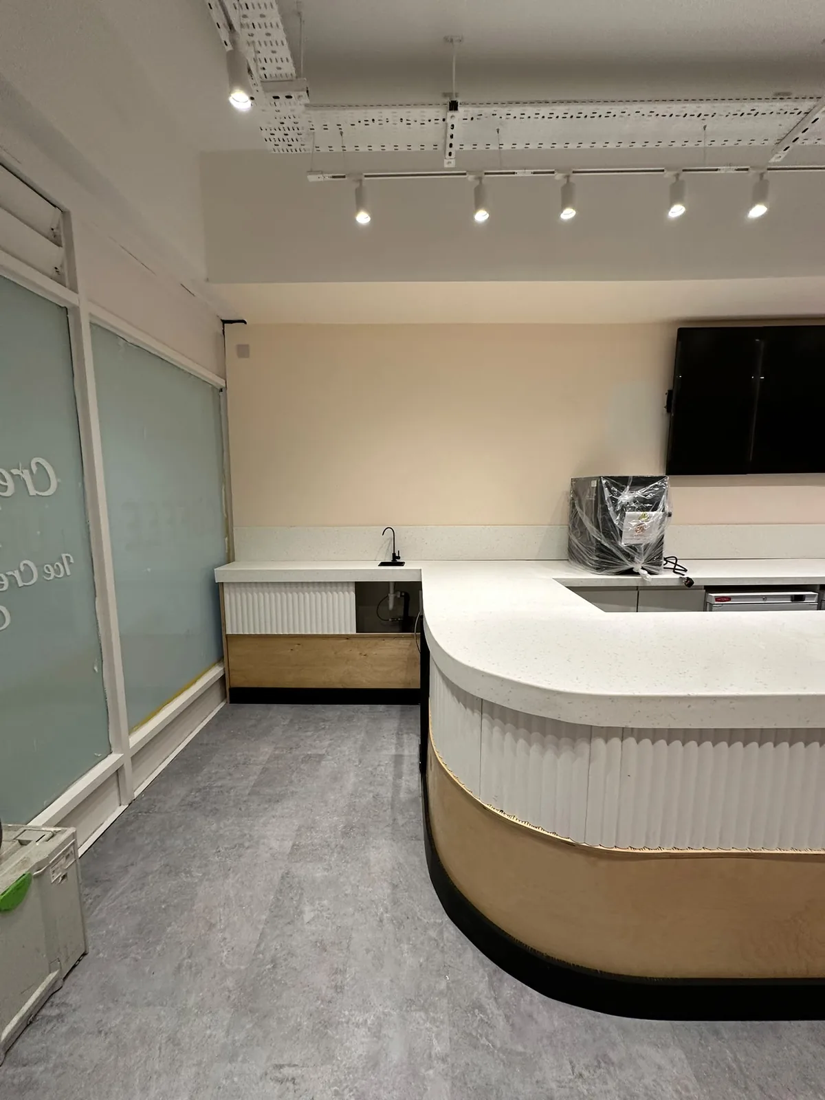 Cleaned curved reception counter